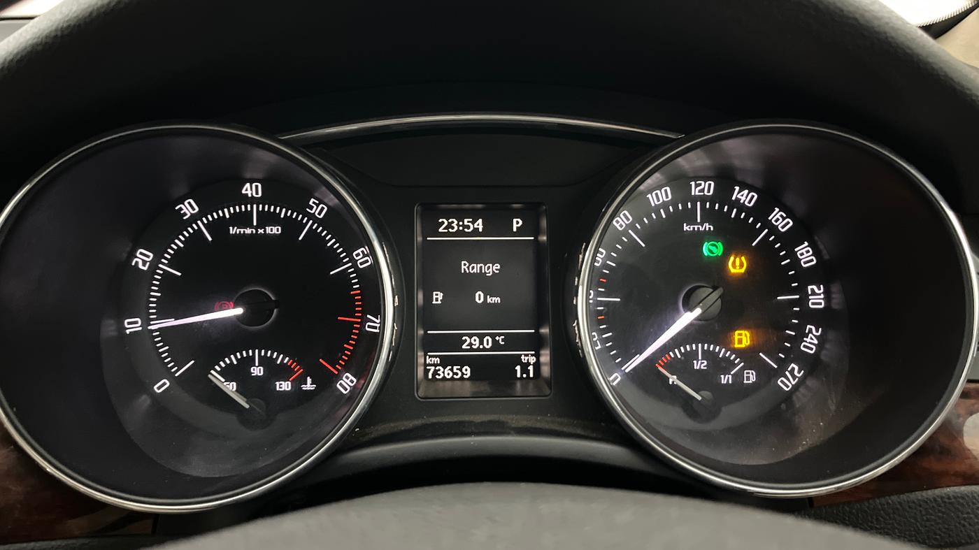 2013 Skoda Superb ELEGANCE 1.8 TSI AT, Petrol, Automatic, 73,637 km, Odometer Image