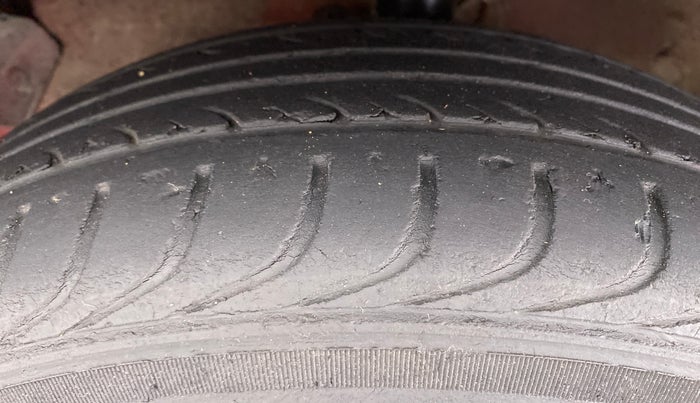2011 Hyundai i20 MAGNA O 1.2, Petrol, Manual, 33,314 km, Left Front Tyre Tread
