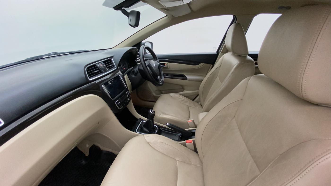 2016 Maruti Ciaz ZXI+, Petrol, Manual, 44,409 km, Right Side Front Door Cabin