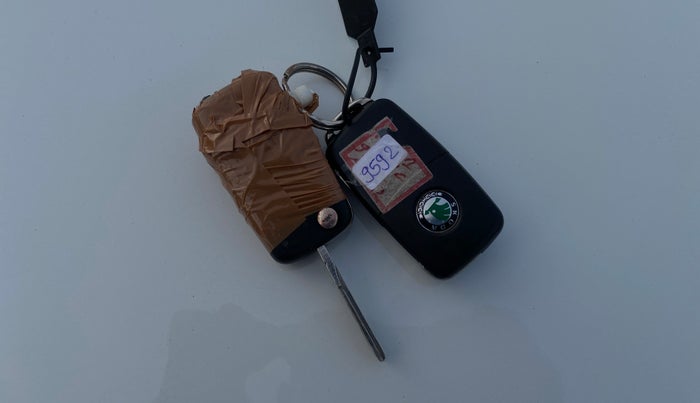 2013 Skoda Rapid AMBITION 1.6 MPI AT, Petrol, Automatic, 76,221 km, Key Close Up