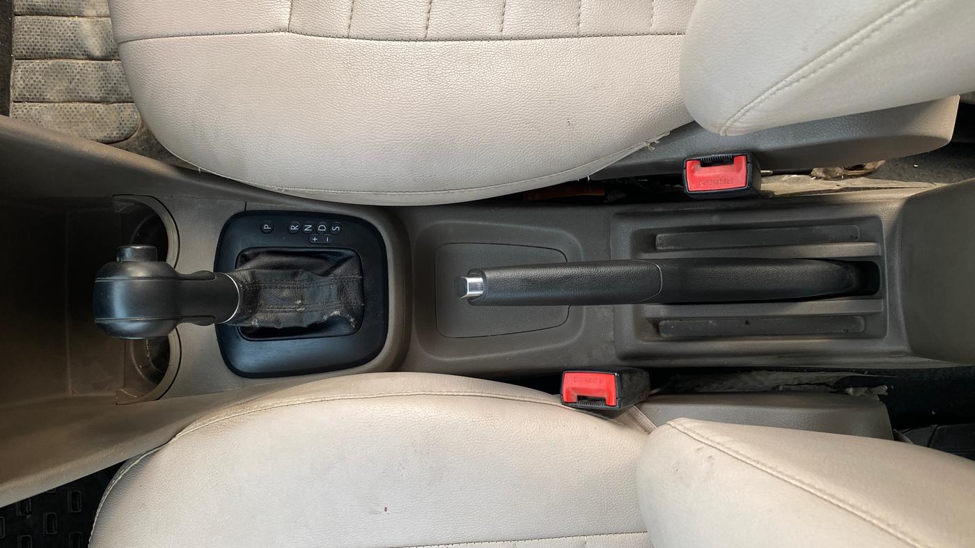 2013 Skoda Rapid AMBITION 1.6 MPI AT, Petrol, Automatic, 76,221 km, Gear Lever