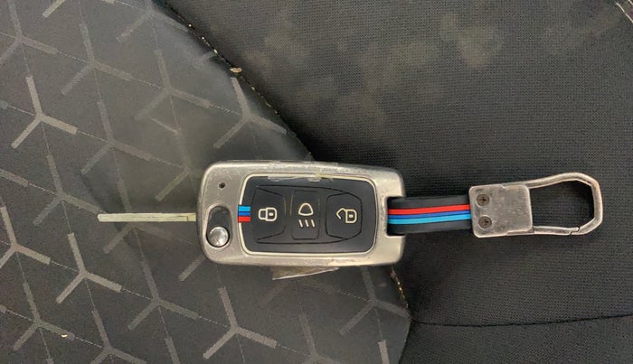 2022 Tata NEXON XM SUNROOF PETROL, Petrol, Manual, 72,463 km, Key Close Up