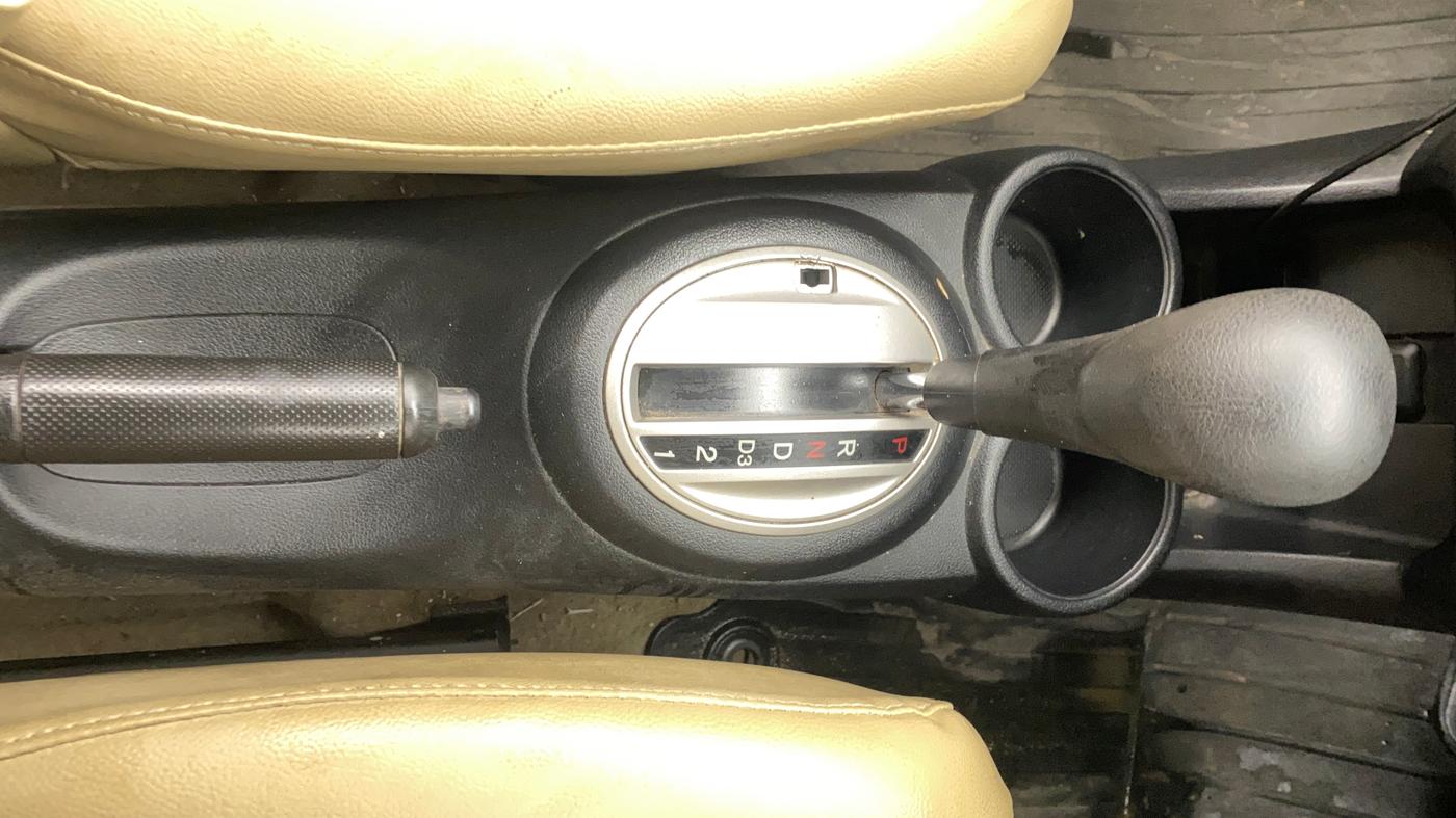 2014 Honda Amaze 1.2L I-VTEC VX AT, Petrol, Automatic, 1,00,402 km, Gear Lever