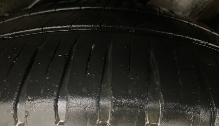 2014 Honda Amaze 1.2L I-VTEC VX AT, Petrol, Automatic, 1,00,402 km, Left Rear Tyre Tread