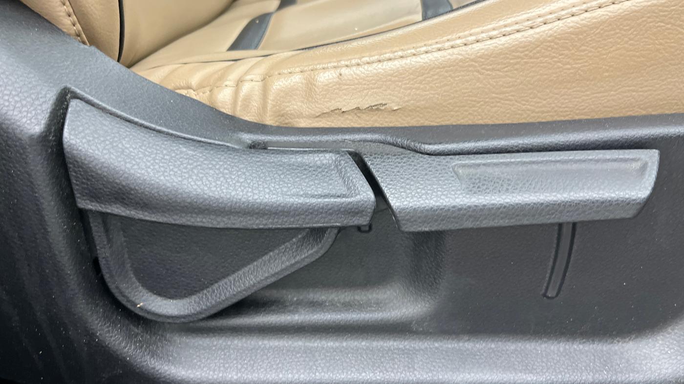 2019 KIA SELTOS HTK PLUS 1.5, Petrol, Manual, 1,00,365 km, Driver Side Adjustment Panel