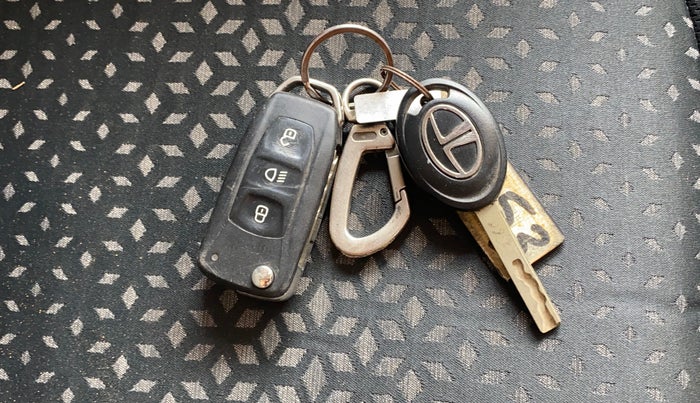 2018 Tata NEXON XM PETROL, CNG, Manual, 96,123 km, Key Close Up