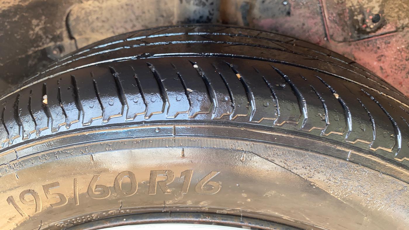 2018 Tata NEXON XM PETROL, CNG, Manual, 96,263 km, Right Rear Tyre Tread