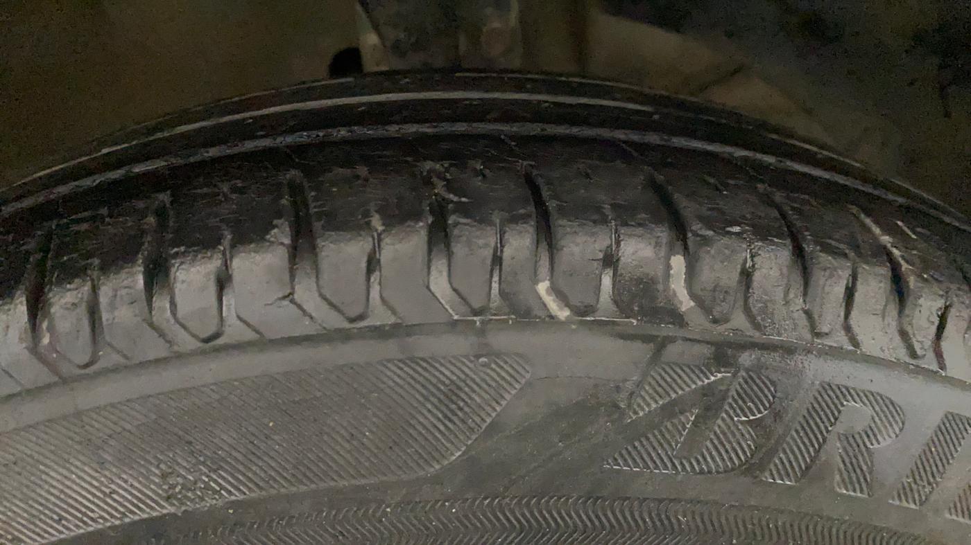 2018 Maruti Dzire VXI AMT, Petrol, Automatic, 39,255 km, Right Front Tyre Tread