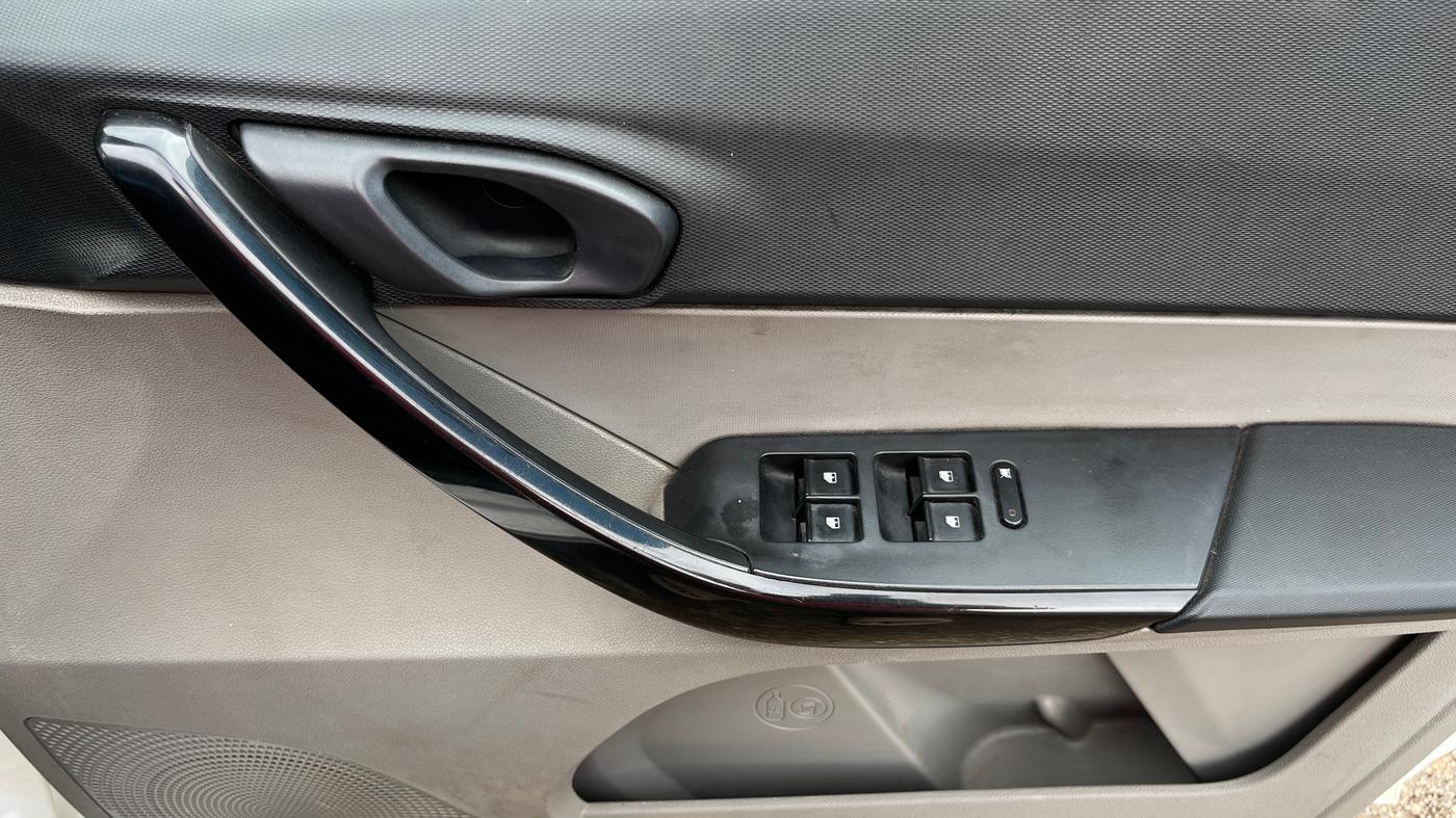 2017 Tata Tiago XT PETROL, Petrol, Manual, 79,222 km, Driver Side Door Panels Control