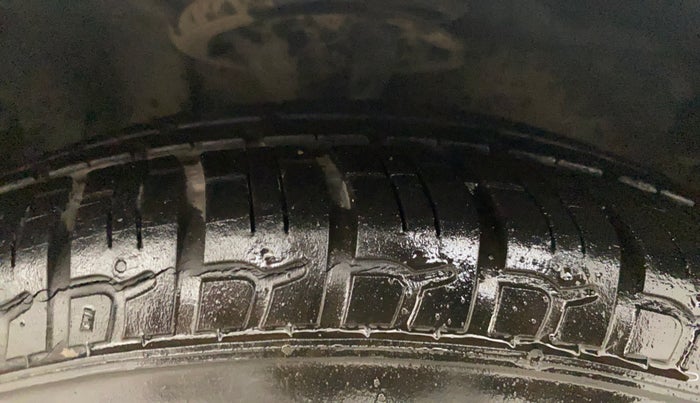 2015 Hyundai i10 SPORTZ 1.1, Petrol, Manual, 11,107 km, Right Front Tyre Tread