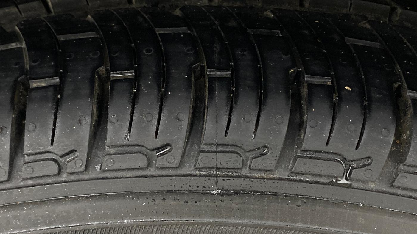 2016 Mahindra Kuv100 K8 D 6 STR, Diesel, Manual, 1,20,407 km, Right Rear Tyre Tread
