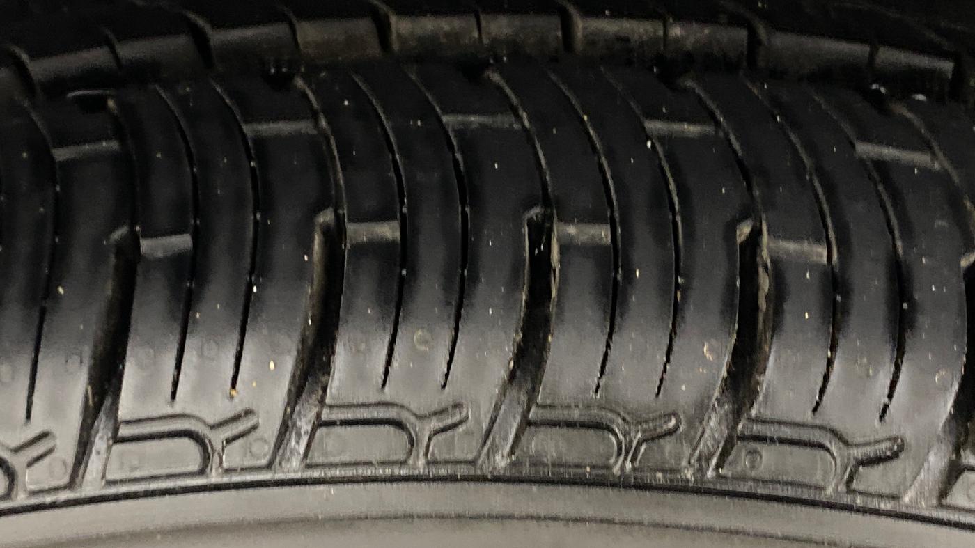 2016 Mahindra Kuv100 K8 D 6 STR, Diesel, Manual, 1,20,407 km, Left Front Tyre Tread