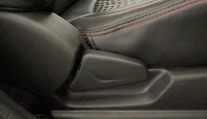 2022 Renault Kwid RXT 1.0, Petrol, Manual, 20,670 km, Driver Side Adjustment Panel