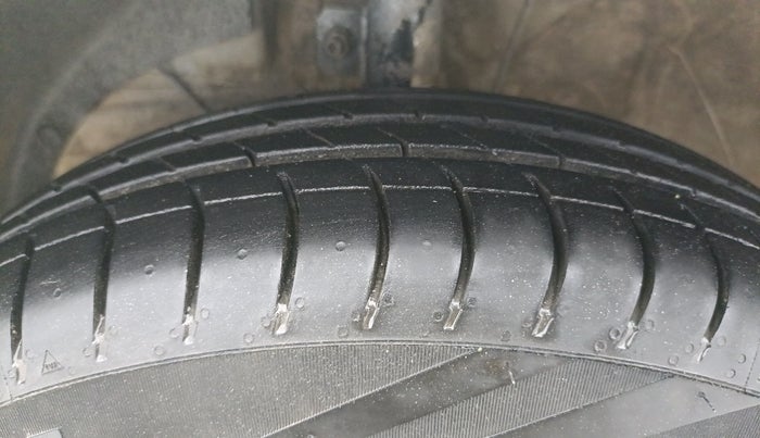 2020 Maruti Swift LXI, Petrol, Manual, 54,294 km, Left Front Tyre Tread