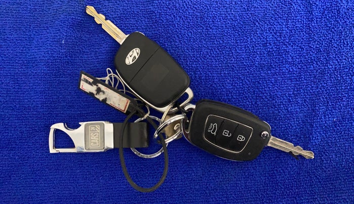 2017 Hyundai Creta E PLUS 1.6 PETROL, Petrol, Manual, 1,01,207 km, Key Close Up