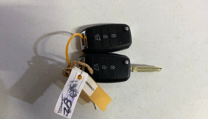 2020 KIA SONET HTK PLUS 1.0 IMT, Petrol, Manual, 76,349 km, Key Close Up