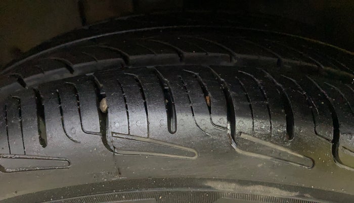 2017 Renault Kwid RXL, Petrol, Manual, 1,06,747 km, Left Front Tyre Tread