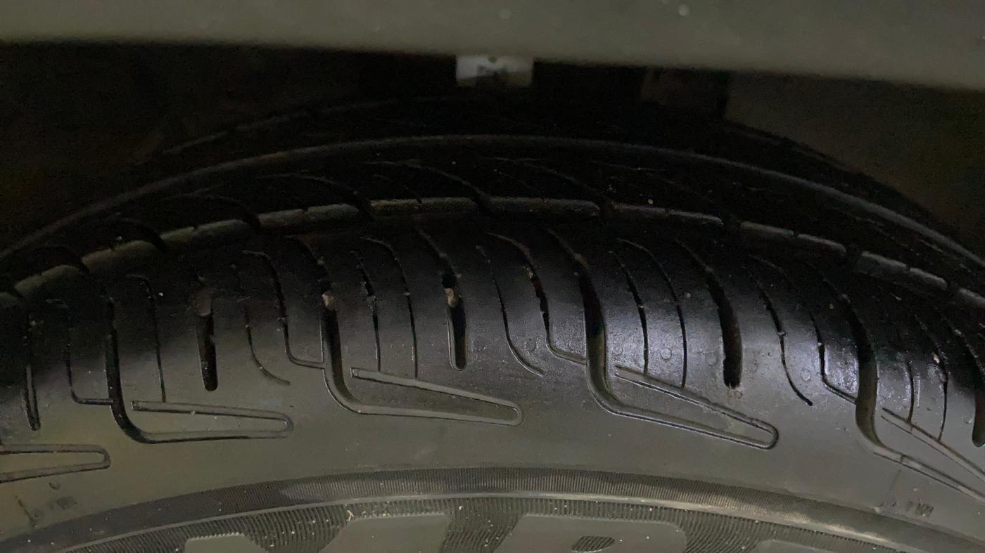 2017 Renault Kwid RXL, Petrol, Manual, 1,06,747 km, Right Front Tyre Tread
