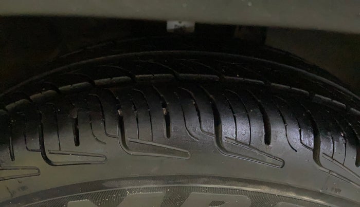 2017 Renault Kwid RXL, Petrol, Manual, 1,06,747 km, Right Front Tyre Tread