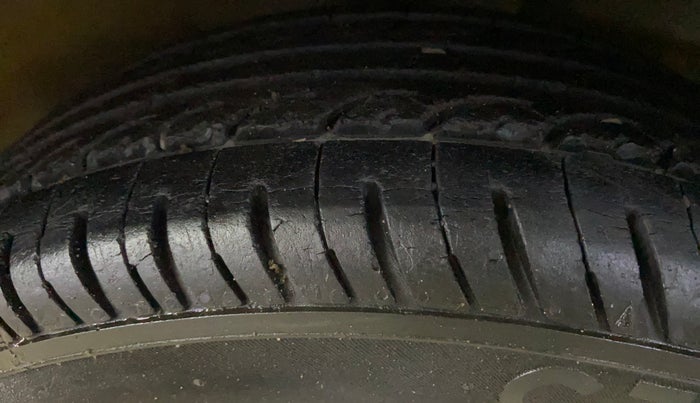 2017 Renault Kwid RXL, Petrol, Manual, 1,06,747 km, Left Rear Tyre Tread