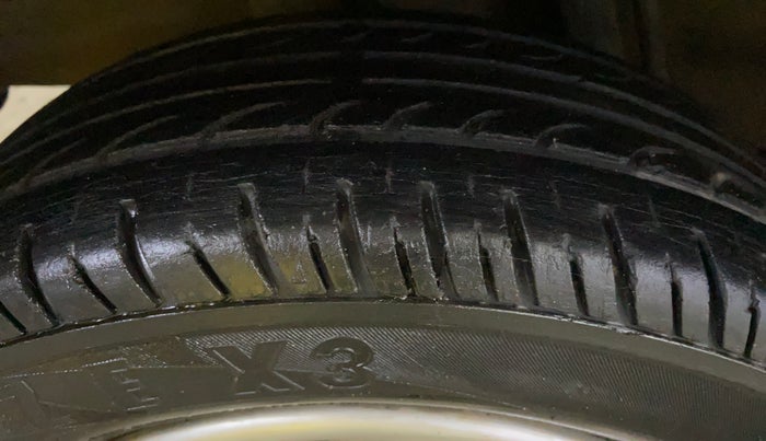 2017 Renault Kwid RXL, Petrol, Manual, 1,06,747 km, Right Rear Tyre Tread