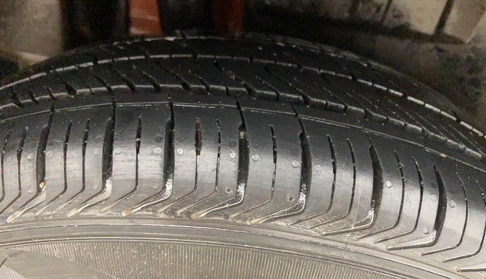 2017 Maruti Dzire VDI, Diesel, Manual, 68,978 km, Right Rear Tyre Tread