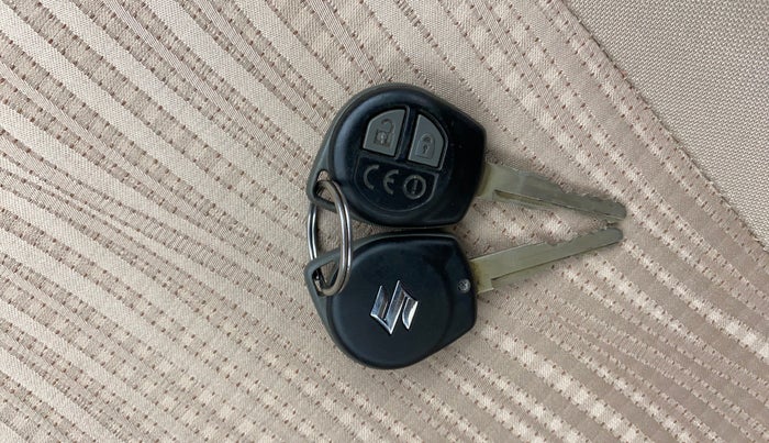 2017 Maruti Dzire VDI, Diesel, Manual, 68,978 km, Key Close Up