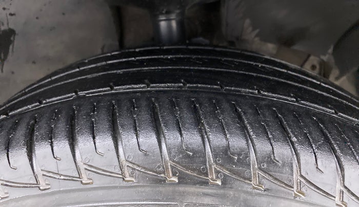 2013 Renault Duster 85 PS RXL DIESEL, Diesel, Manual, 86,799 km, Right Front Tyre Tread