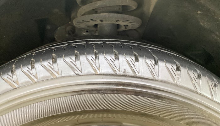 2024 Mahindra XUV700 AX 7 LUXURY P AT 7 STR, Petrol, Automatic, 24,946 km, Right Front Tyre Tread