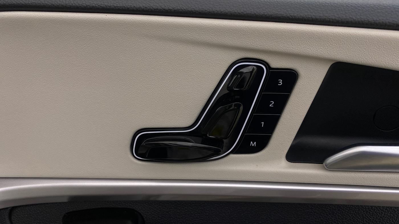 2024 Mahindra XUV700 AX 7 LUXURY P AT 7 STR, Petrol, Automatic, 24,946 km, Driver Side Adjustment Panel