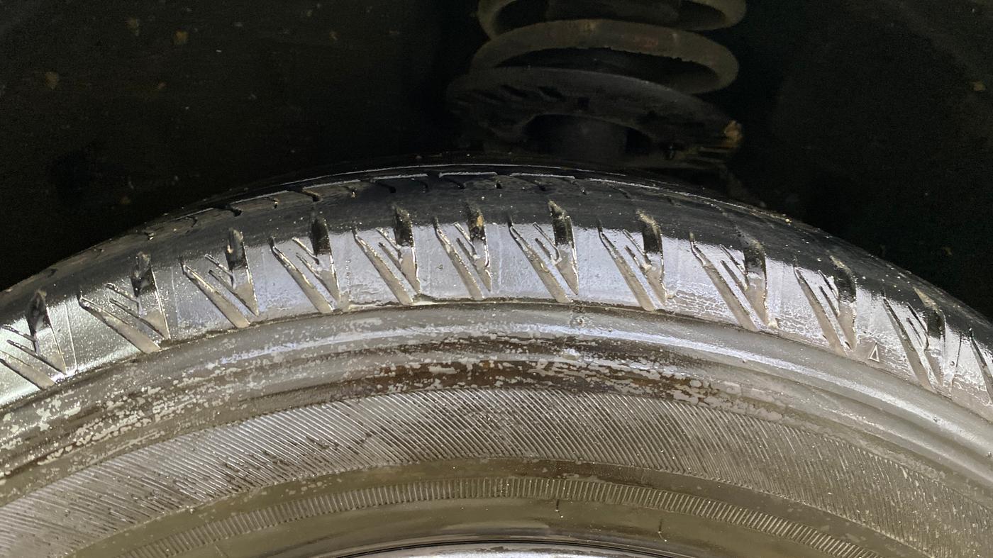 2024 Mahindra XUV700 AX 7 LUXURY P AT 7 STR, Petrol, Automatic, 24,946 km, Left Front Tyre Tread