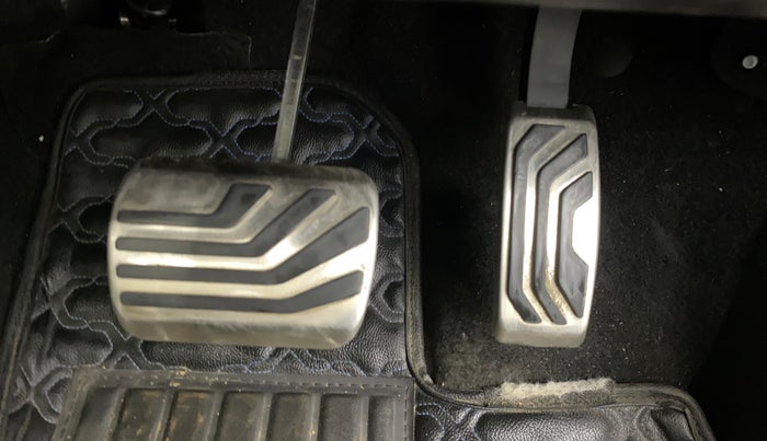 2024 Mahindra XUV700 AX 7 LUXURY P AT 7 STR, Petrol, Automatic, 24,946 km, Pedals