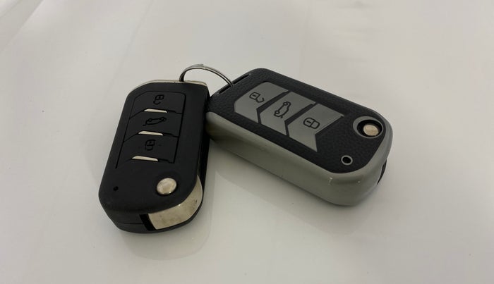 2024 Mahindra XUV700 AX 7 LUXURY P AT 7 STR, Petrol, Automatic, 24,946 km, Key Close Up