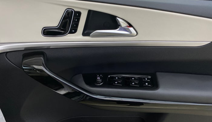 2024 Mahindra XUV700 AX 7 LUXURY P AT 7 STR, Petrol, Automatic, 24,946 km, Driver Side Door Panels Control