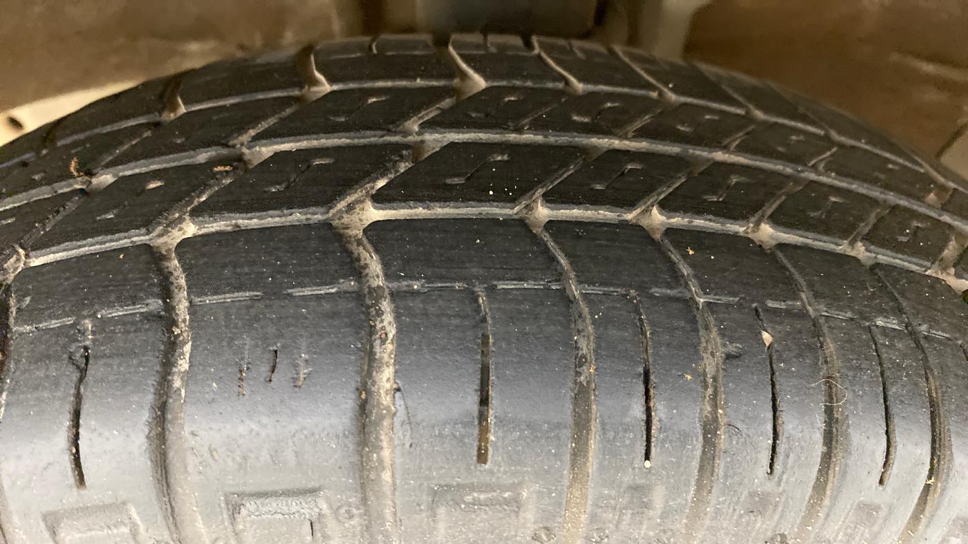 2015 Maruti Omni 5 STR, Petrol, Manual, 38,233 km, Left Front Tyre Tread