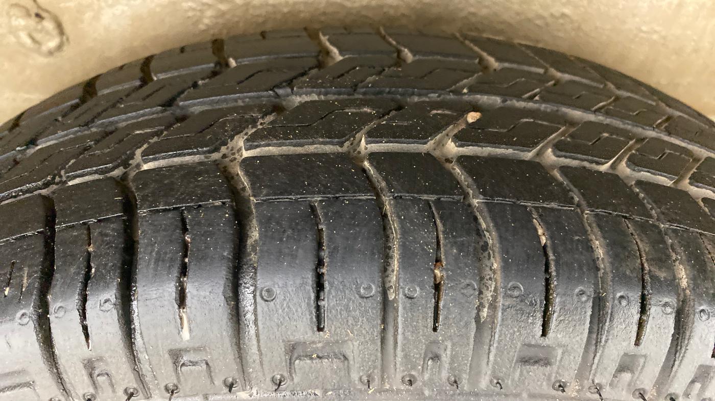 2015 Maruti Omni 5 STR, Petrol, Manual, 38,233 km, Left Rear Tyre Tread