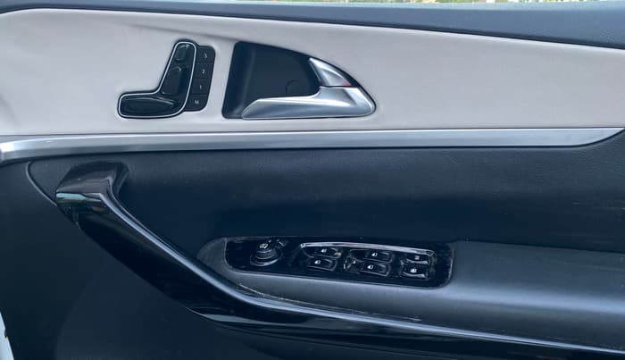 2021 Mahindra XUV700 AX 7 LUXURY D AT 7 STR, Diesel, Automatic, 77,604 km, Driver Side Door Panels Control