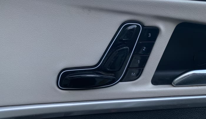 2021 Mahindra XUV700 AX 7 LUXURY D AT 7 STR, Diesel, Automatic, 77,604 km, Driver Side Adjustment Panel