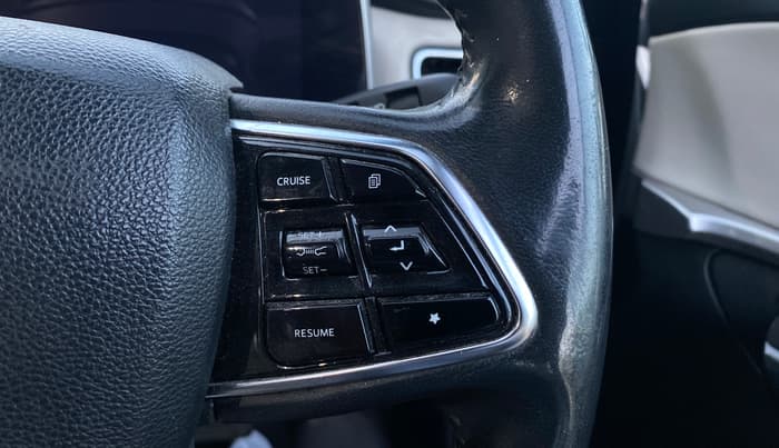 2021 Mahindra XUV700 AX 7 LUXURY D AT 7 STR, Diesel, Automatic, 77,604 km, Adaptive Cruise Control