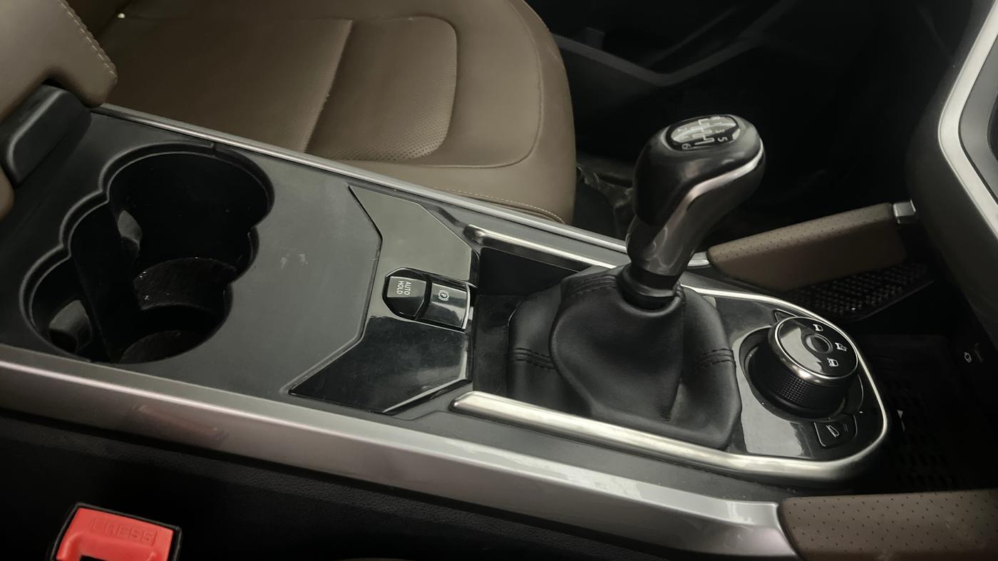 2023 Tata Harrier XZ PLUS 2.0L DUAL TONE, Diesel, Manual, 1,12,783 km, Gear Lever