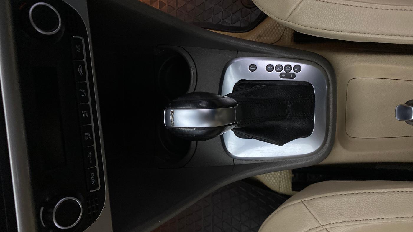 2017 Volkswagen Vento 1.2 TSI HIGHLINE PLUS AT, Petrol, Automatic, 92,325 km, Gear Lever