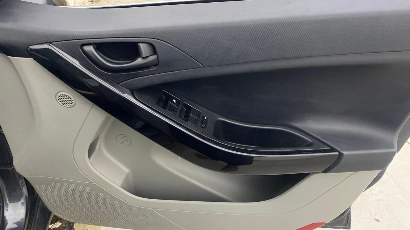 2018 Tata NEXON XT PETROL, Petrol, Manual, 61,928 km, Driver Side Door Panels Control