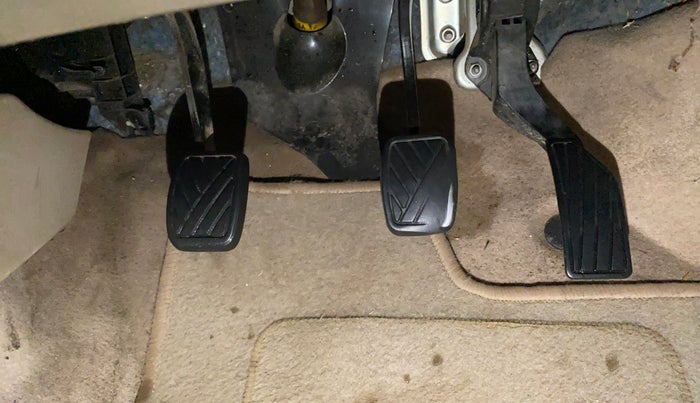 2015 Maruti Swift Dzire VXI, CNG, Manual, 91,388 km, Pedals