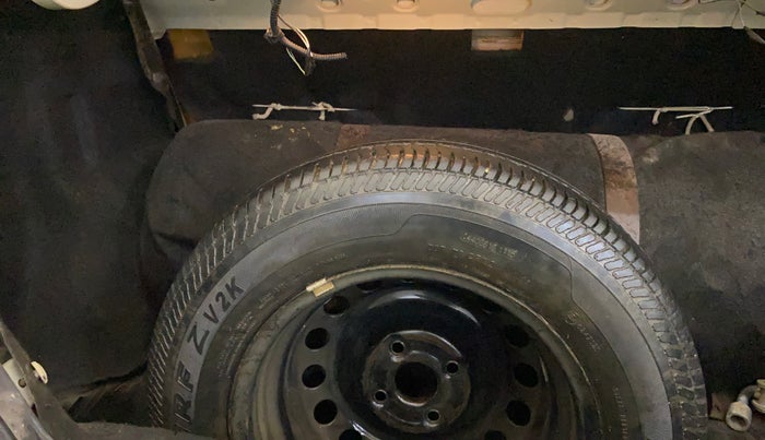 2015 Maruti Swift Dzire VXI, CNG, Manual, 91,388 km, Spare Tyre