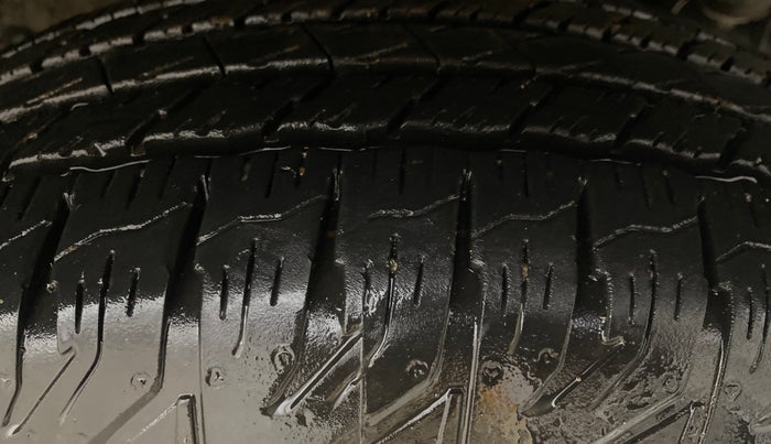 2017 Mahindra TUV300 T8, Diesel, Manual, 75,303 km, Right Front Tyre Tread