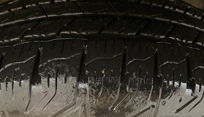 2017 Mahindra TUV300 T8, Diesel, Manual, 75,303 km, Left Front Tyre Tread