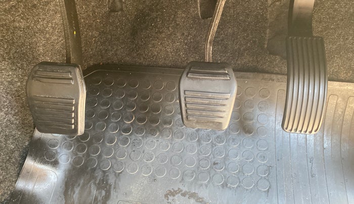 2017 Mahindra TUV300 T8, Diesel, Manual, 75,303 km, Pedals