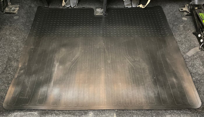 2017 Mahindra TUV300 T8, Diesel, Manual, 75,303 km, Boot Inside