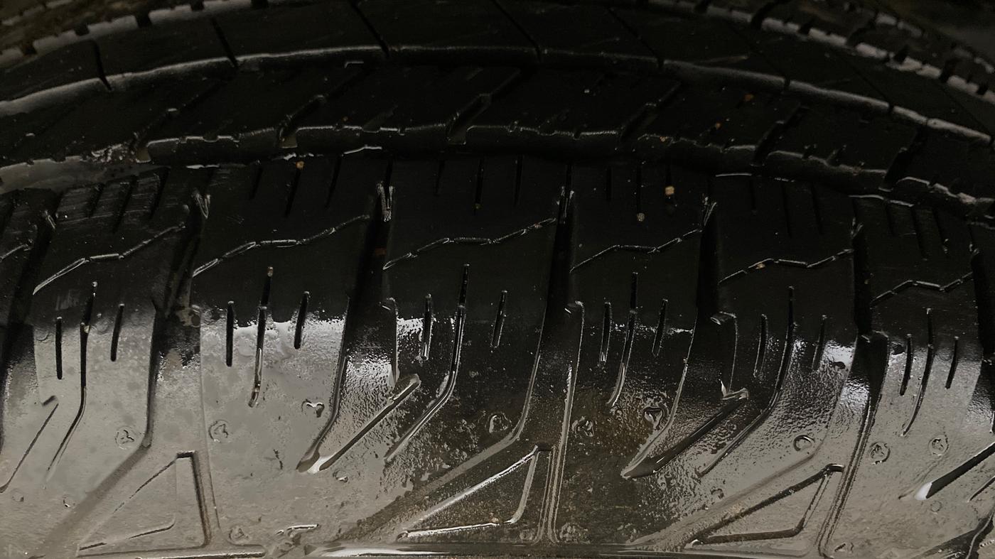 2017 Mahindra TUV300 T8, Diesel, Manual, 75,303 km, Right Rear Tyre Tread
