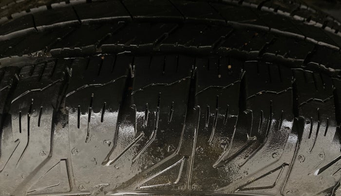 2017 Mahindra TUV300 T8, Diesel, Manual, 75,303 km, Right Rear Tyre Tread